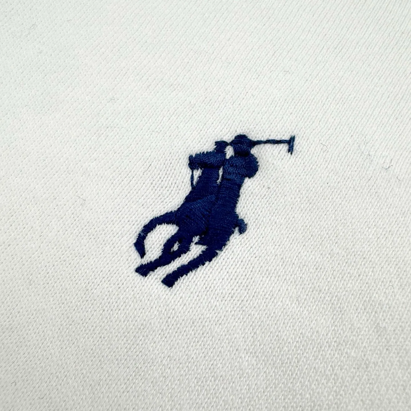 🅿️320 [Exclusive supply] Ralph Lauren pony embroidered round neck sweatshirt (white). The original purchase was 1,690 and developed. The fabric is made of customized cloud-like honey cotton fleece sweatshirt material. It feels delicate and comfortable against the skin. It is based on matte gray and comes with a soft light filter. The exquisite indigo pony logo is embellished. It is highly recognizable. It has an atmosphere of freedom and vitality. A symphony of pure and smart colors. Outline high-end silhouettes with extreme simplicity and become the focus of vision. Demonstrate taste in silence, using imported machine embroidery technology. Use advanced computer control systems and precision mechanical components to achieve iconic pony embroidery operations. High precision. The lines are smooth and delicate, using the Hasuo process. Sewing with specific machines. Hasuo has high fastness and adds visual effects. It is time-consuming and labor-intensive, and the fabrics have been washed. It has a better hand feel and texture. It is not easy to deform and is not easy to shrink. Not easy to fade and maintain long-lasting beauty. Size:S-M-L-XL